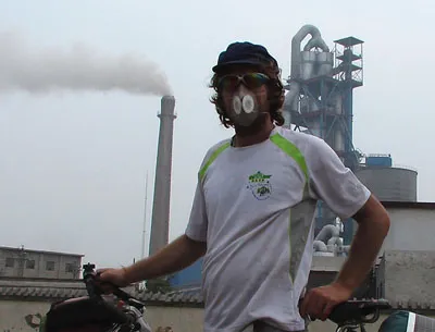Hervé Bonnaveira wearing the Totobobo mask while cycling in air pollution outside of Beijing.