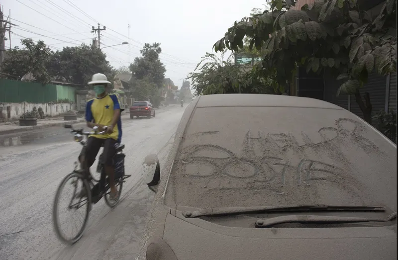 Only 10 meters visibility and everywhere covered with thick layers of volcanic ash. Photo by Sayoga