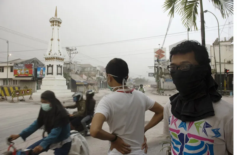 The volcano Merapi erupted again and everyone need a mask to cover their nose and mouth. Photo by Sayoga.