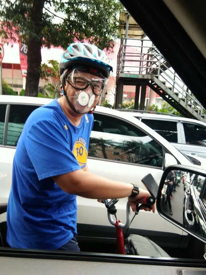 Riding on his Brompton, wear Totobobo mask in Jakarta traffic